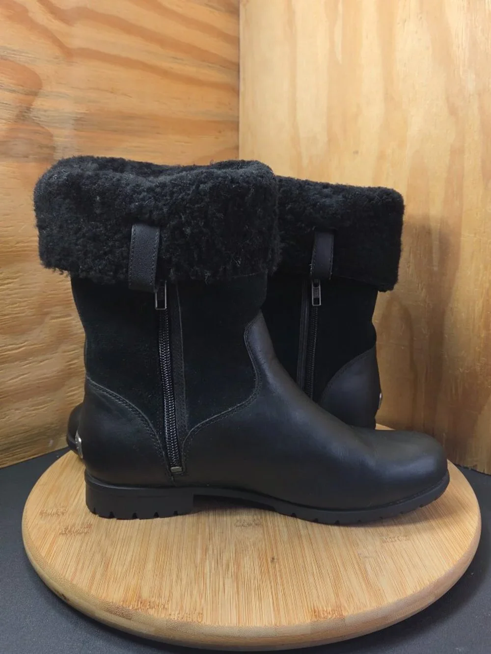 UGG preowned signs
